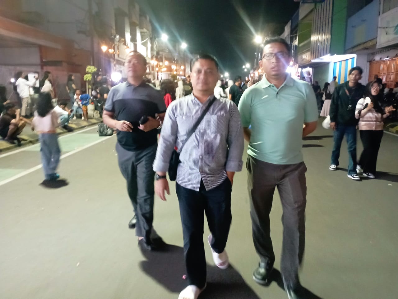  Kadis Kominfo Tanahdatar Dedi Tri Widono bersama rekan satu angkatannya di IPDN menyempatkan diri berkunjung di Malioboronya Banten. (chandra antoni)